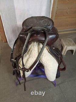 Hereford/Textan 15 Vintage, Tooled with silver & breastplate. Great saddle